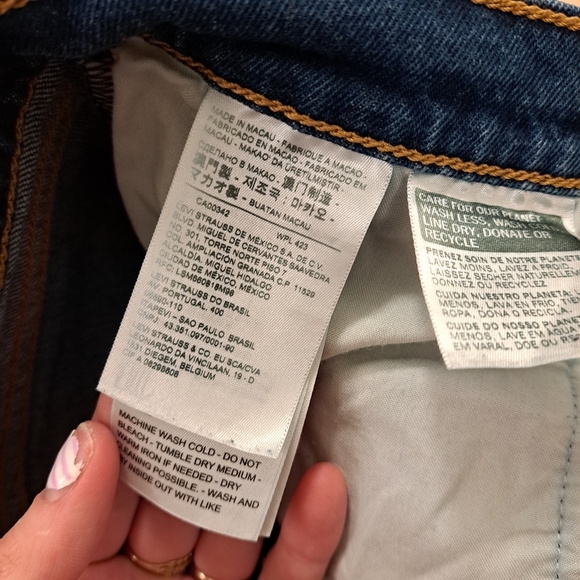 Levi's Medium Wash Distressed Raw Hem Stretchy Ribcage Denim Shorts Size 32 - Picture 5 of 10